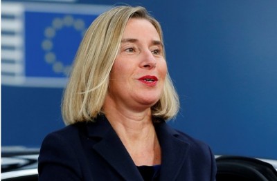 Женщина с короткими светлыми волосами и красной помадой