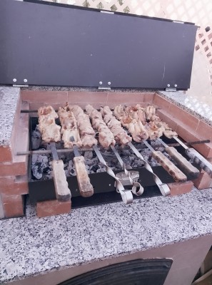 Шашлыки на мангале, жарящиеся на углях