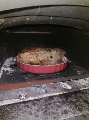 Мясо в красной форме, запекающееся в печи