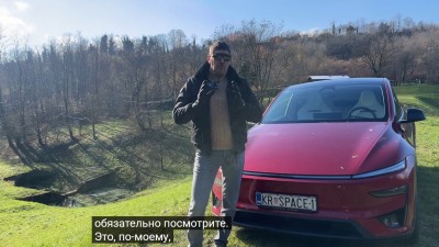 Человек в солнечном пейзаже рядом с красным автомобилем (в Испании) — CostaSpain.net Человек в солнечном пейзаже рядом с красным автомобилем (в Испании)