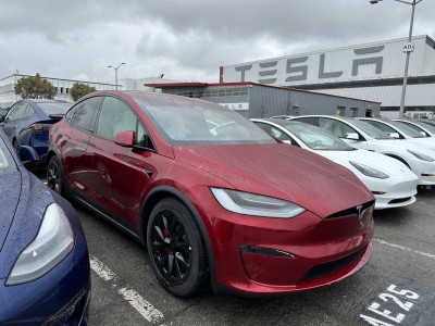Tesla, color Ultra rojo, 2023