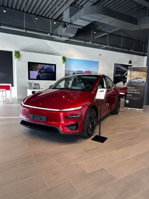 Tesla, color Ultra rojo, 2025