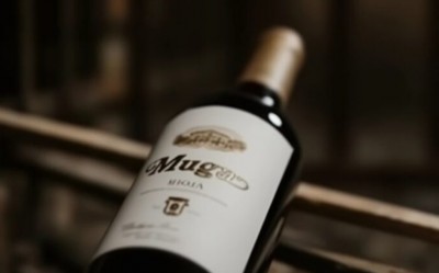 Бутылка красного вина с этикеткой Mugán