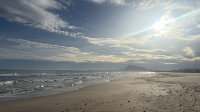 пляж средиземного моря в январе