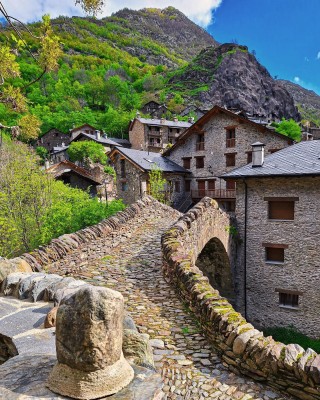 фото деревни Tavascán, Испания, на фоне гор