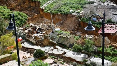 Оползень разрушил здания и дороги в зелёной местности