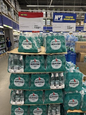 Упаковки минеральной воды Borjomi на полке магазина