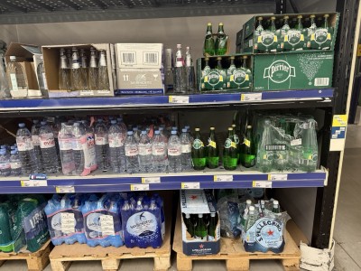 Полки с бутылками воды и газировкой в магазине