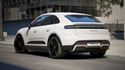 Белый кроссовер Porsche Macan GTS на улице
