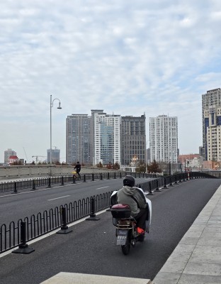 Полоса для скутеров в Китае.