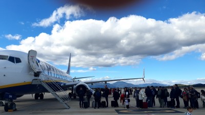 Пассажиры ожидают посадки на самолет у трапа