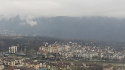 Горизонтальный городской пейзаж с облачным небом (в Испании)