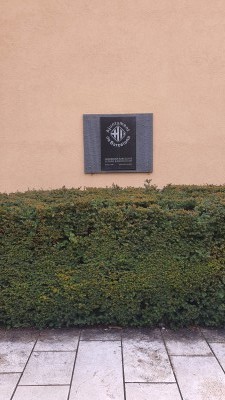 Знак с названием "Ajuntament de Barcelona" на стене