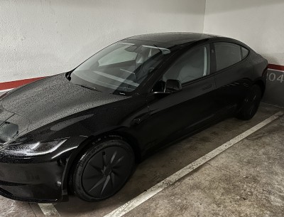 Современный электромобиль 2026 модельный год Tesla.