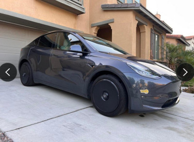 Электромобиль Tesla Model Y на парковке у дома, в Испании