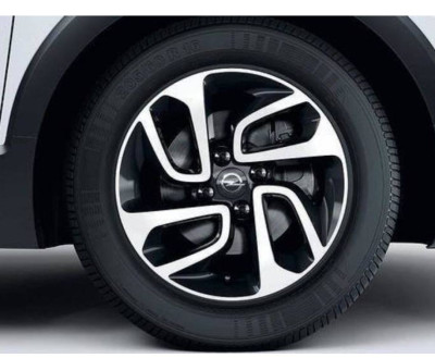 Чёрное колесо с хромированным диском автомобиля Opel.