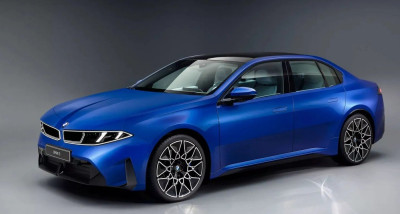Синий автомобиль BMW 3 на сером фоне.