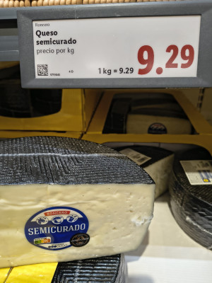 Полка с сыром "Семикуро" марки Roncero, цена 9.29 за 1 кг.