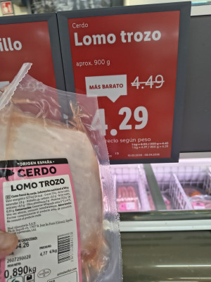 Упаковка свиного мяса "Lomo trozo" с ценником в магазине.