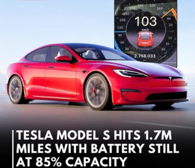 Электромобиль Tesla Model S на фоне информационного экрана.
