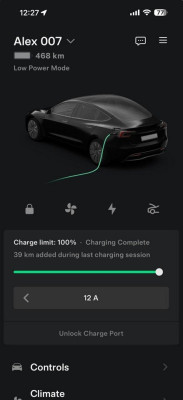 Экран мобильного приложения Tesla с информацией о зарядке автомобиля.