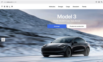 Черный автомобиль Tesla Model 3 на фоне снежного пейзажа, в Испании