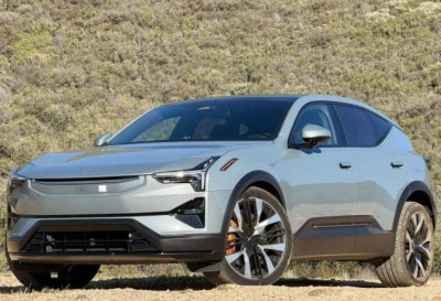 Электромобиль Polestar 3 на фоне природы.