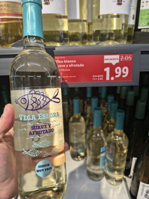 Бухлишко. Очень приятное белое вино, afrutado! <br />"Vega Eslora" - suave y afrurado<br />1.99 евро за бутылку, Испания
