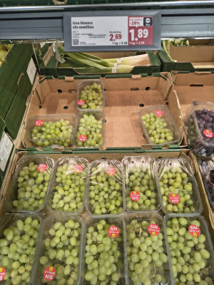 Цена белого винограда без косточек - 1,89 за 0,5кг