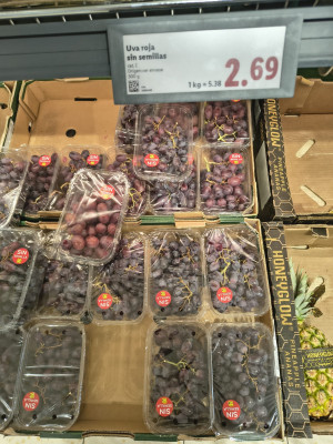 Цена красного винограда без косточек - 2,69 за 0,5кг