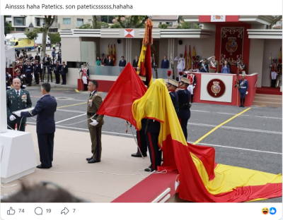 Церемония с флагами, военные в форме, официальные лица.