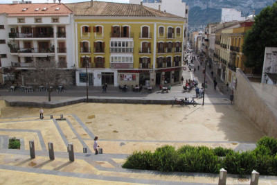 вид на plaza del Consell в Дении со стороны замка — CostaSpain.net вид на plaza del Consell в Дении со стороны замка