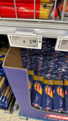 Пакеты спагетти Barilla в магазине, цена 1,98 евро.