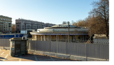Старая постройка с куполом и забором в городе, в Испании