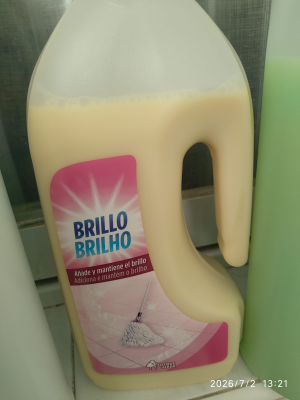 Флакон моющего средства "Brillo" с название на испанском.