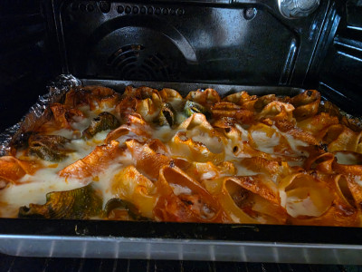 Блюдо с запечёнными макаронами и сыром в духовке.