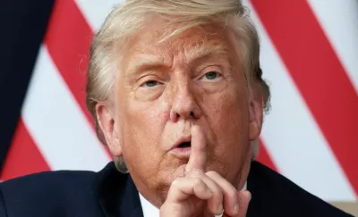 Изображение Дональда Трампа с жестом "тише". Фон — красные и белые полосы.