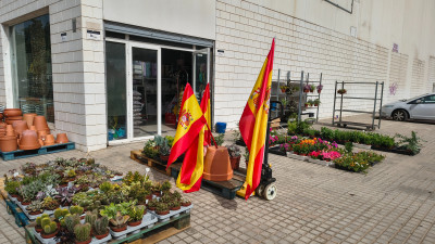 Магазин с цветами и флагами Испании на улице.
