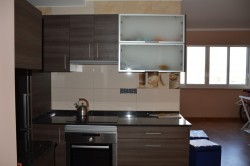Современная кухня с темной мебелью и окном — CostaSpain.net Современная кухня с темной мебелью и окном