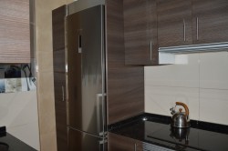 Современная кухня с холодильником и чайником на плите — CostaSpain.net Современная кухня с холодильником и чайником на плите