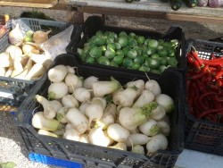 Корзины с овощами на рынке: редька, брюссельская капуста и перец