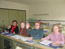 Четыре женщины в классе, машут руками