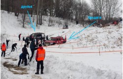 Группа людей на снежном склоне, машины застряли в снегу