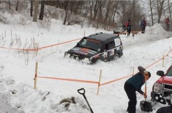 Автомобиль застрял в снегу на соревнованиях