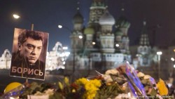 Цветы и плакат с именем на фоне собора