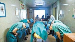 Медицинский персонал в операционной, выражающий соболезнования