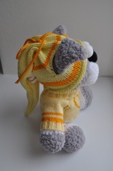 Мягкая игрушка в желтой одежде с капюшоном
