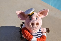 Вязаная игрушка свинки в морской форме
