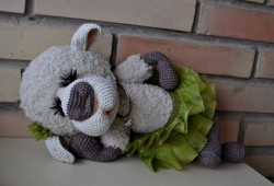 Вязаная игрушка овечки в зеленом платье
