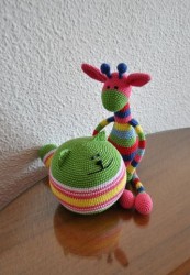 Вязаные игрушки: жираф и зеленый мишка